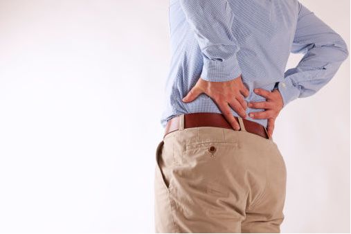 男人持续腰酸 需警惕慢性前列腺炎