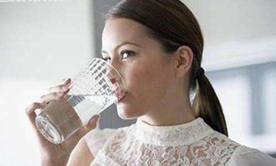 惊！喝水少居然让人变笨、危害血管和心动过速